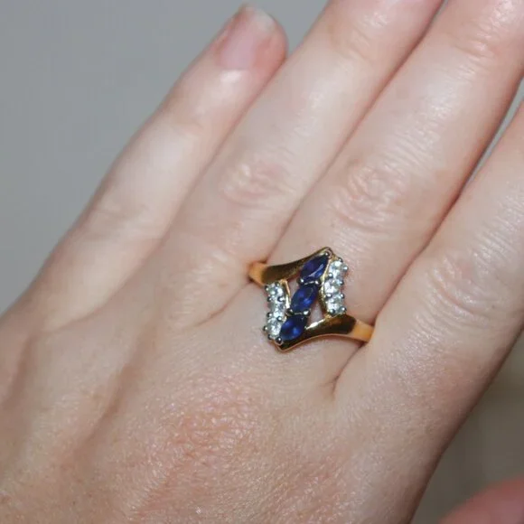 💙 Vintage Gold-Tone Ring | Size 9.5 | Marquise Blue Sapphire & Clear Stones - Picture 3 of 4